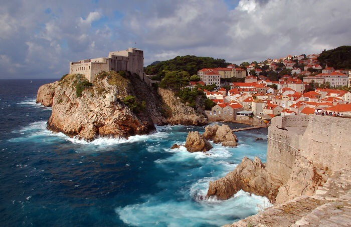 Dubrovnik là thành phố cổ ở phía nam Dalmatia, Croatia, bên bờ biển Adriatic. Đây là một trong những điểm đến du lịch nổi bật nhất ở Địa Trung Hải với kiến trúc thời trung cổ và các công sự nổi bật, được UNESCO công nhận Di sản thế giới vào năm 1979. ẢNH: BOREDPANDA
