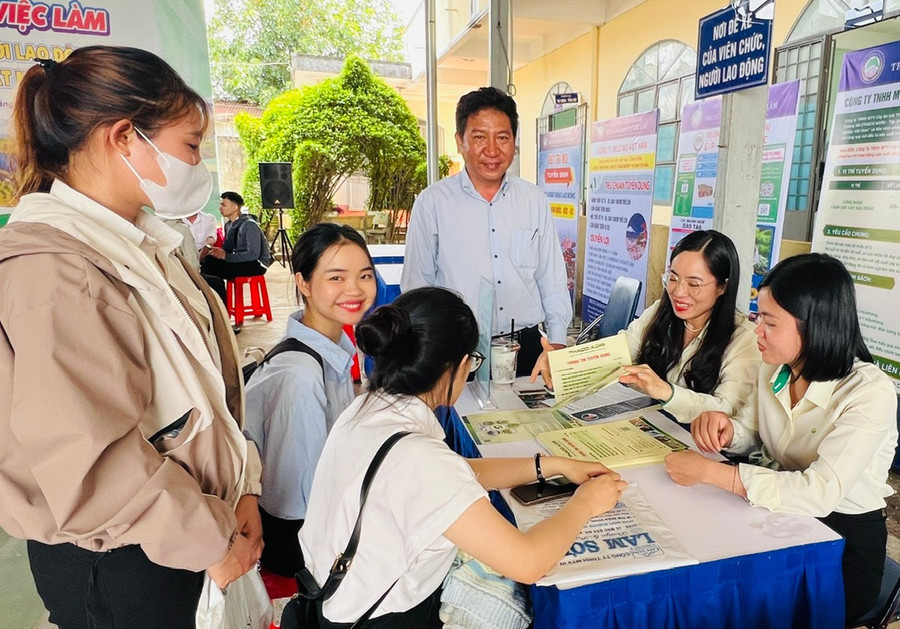 Lao động tìm hiểu thông tin tại các gian hàng tư vấn của doanh nghiệp tuyển dụng. Ảnh: Đinh Yến 2yen.jpg
