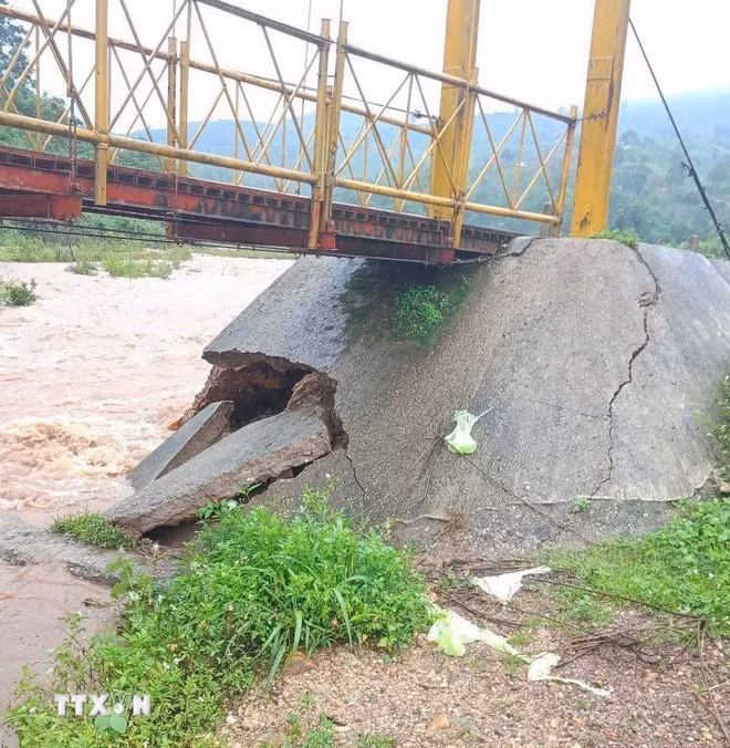 Cầu treo đi qua suối Đăk Tea vào thôn Tê Xô Trong, xã Đăk Tờ Kan (Tu Mơ Rông, Kon Tum) bị sạt lở mố cầu. (Ảnh: TTXVN phát)