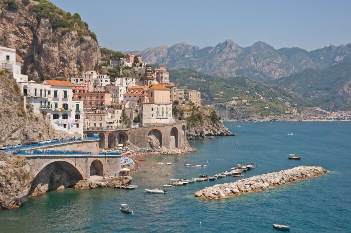 Bờ biển Amalfi dài 50 km dọc theo rìa phía nam của bán đảo Sorrentine của Ý, ở vùng Campania. Đây là điểm đến nghỉ dưỡng phổ biến, với những vách đá dựng đứng và bờ biển gồ ghề rải rác những bãi biển nhỏ và những làng chài. ẢNH: BOREDPANDA