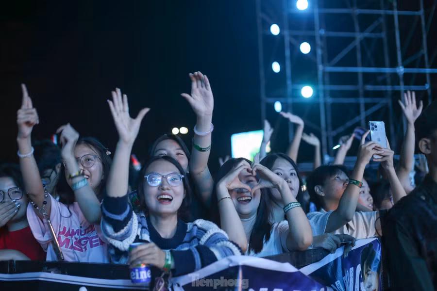 Các bạn trẻ cháy hết mình cùng các thần tượng.
