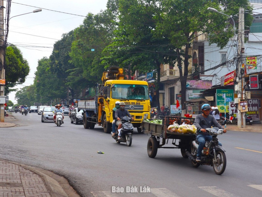 Đường Hồ Chí Minh đoạn qua địa bàn TP. Buôn Ma Thuột là tuyến đường có mật độ phương tiện và người tham gia giao thông cao. daklak.jpg