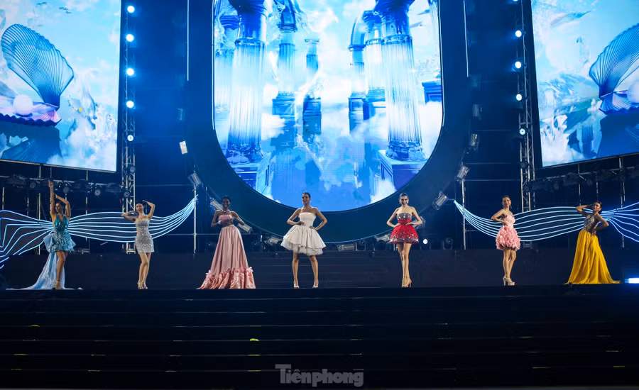 Các người mẫu đến từ cuộc thi Hoa hậu và Nam vương Siêu mẫu thể hình thế giới 2025 trình diễn thời trang trong đêm khai mạc.