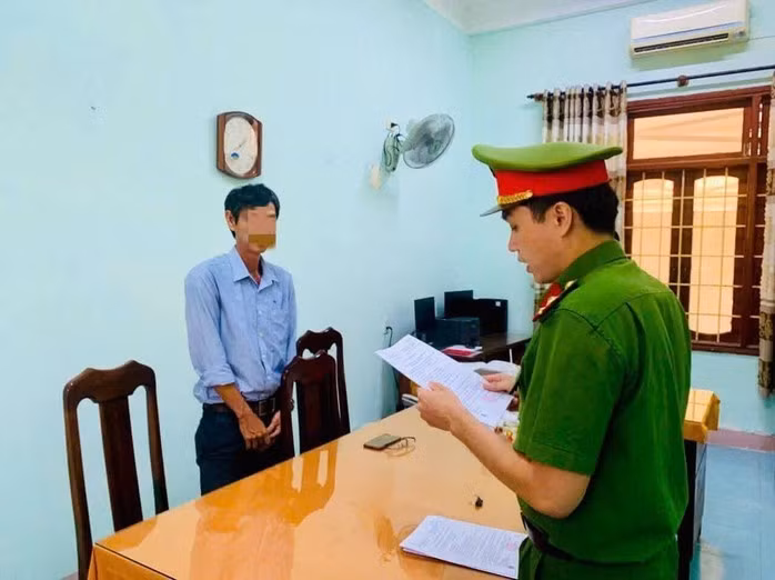 Công an đọc lệnh khởi tố bị can Ngô Đức Vĩ