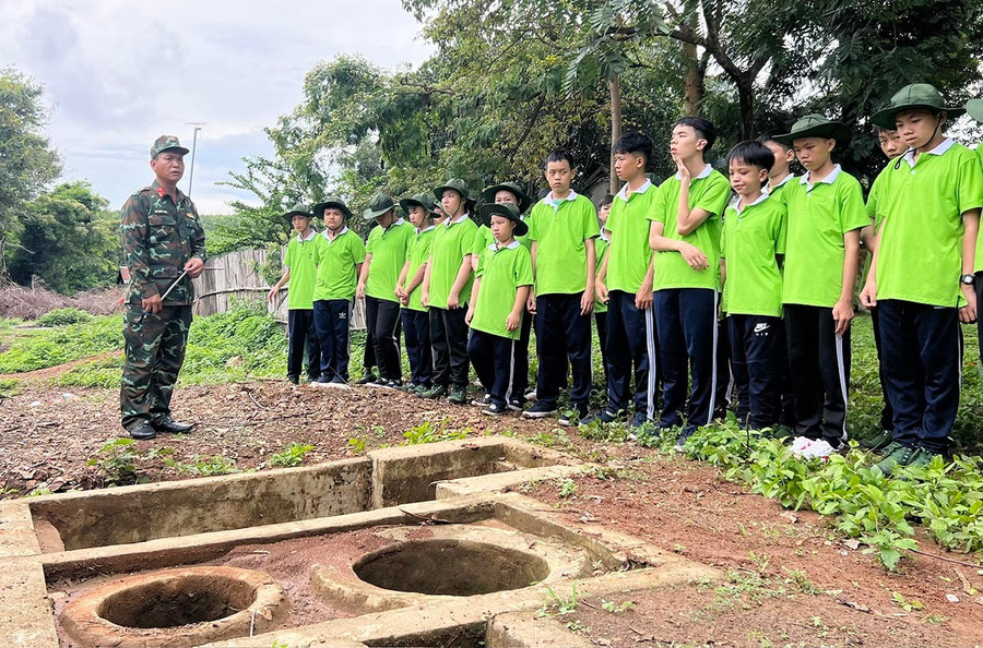 Cán bộ Tiểu đoàn Bộ binh 50 giới thiệu cho các học viên về bếp Hoàng Cầm. Ảnh: P.L 6bg.jpg