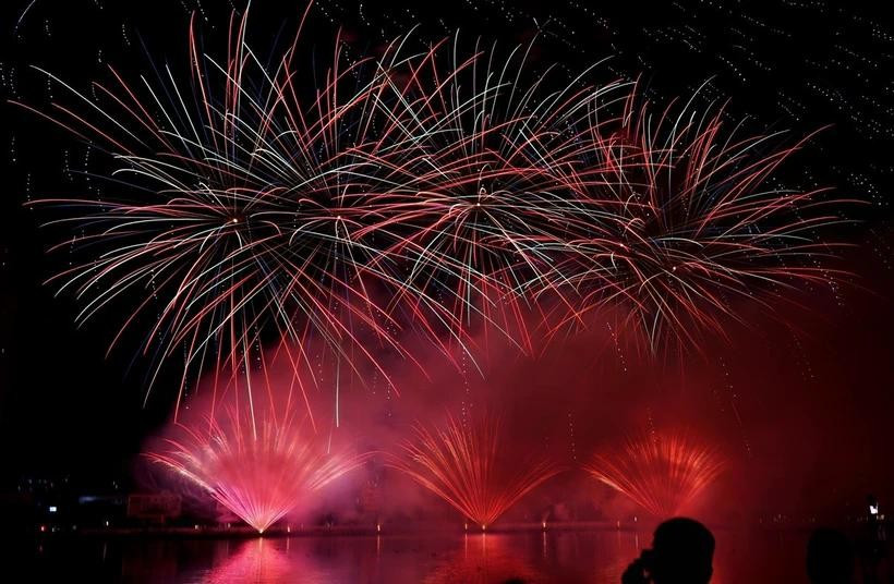Màn trình diễn mang tên “Stardust” của đội pháo hoa đến từ Canada. Ảnh: Quốc Dũng/TTXVN 2lehoi.jpg