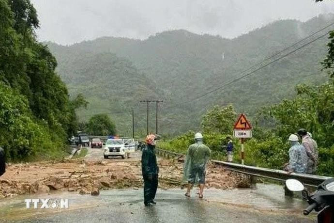Mưa lớn gây sạt lở tại Km280 Hồ Chí Minh nhánh Tây. Ảnh: TTXVN phát dem-thoi-tiet.jpg