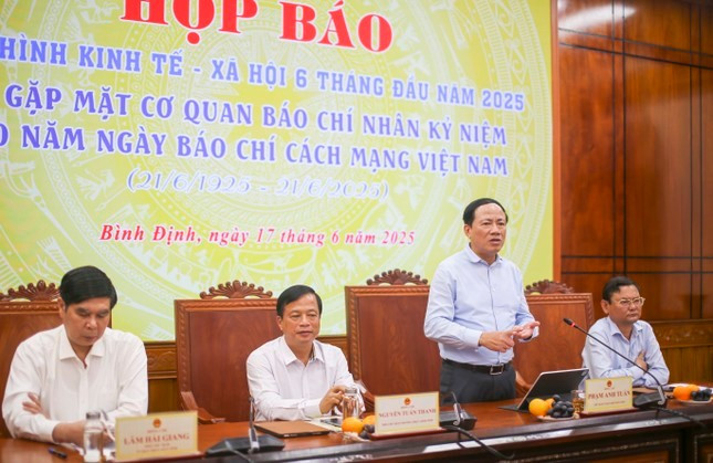 Chủ tịch UBND tỉnh Bình Định Phạm Anh Tuấn phát biểu tại buổi họp báo. Chủ tịch UBND tỉnh Bình Định Phạm Anh Tuấn phát biểu tại buổi họp báo.