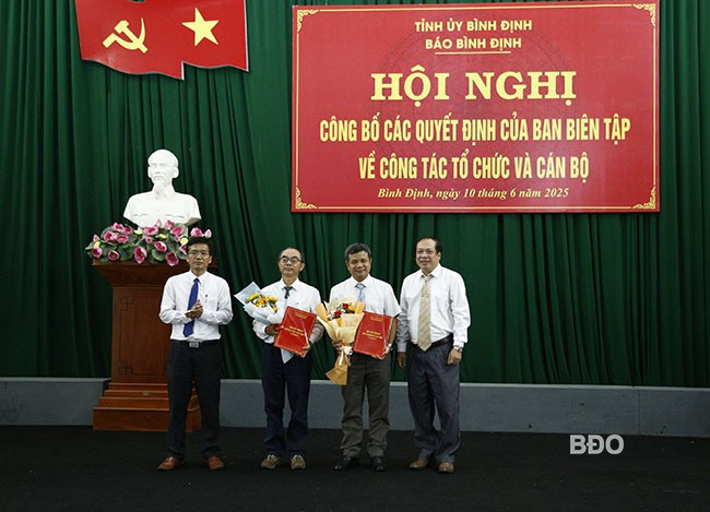 Ban Biên tập Báo Bình Định trao quyết định điều động, bổ nhiệm Trưởng phòng và Phó Trưởng phòng Phòng Biên tập. Ảnh: H.P 4b.jpg