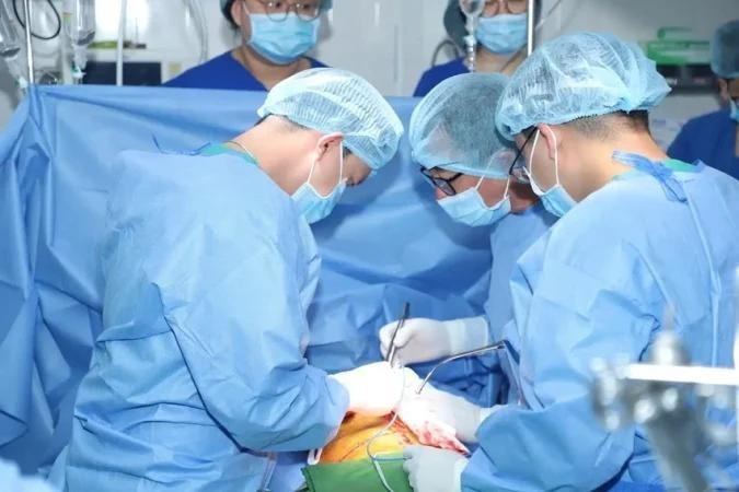 Các bác sĩ Bệnh viện Thống Nhất đang ghép tạng cho bệnh nhân Các bác sĩ Bệnh viện Thống Nhất đang ghép tạng cho bệnh nhân