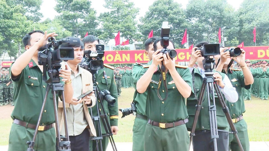 Các phóng viên báo chí Gia Lai tác nghiệp. Ảnh: Song Nguyễn 2.jpg
