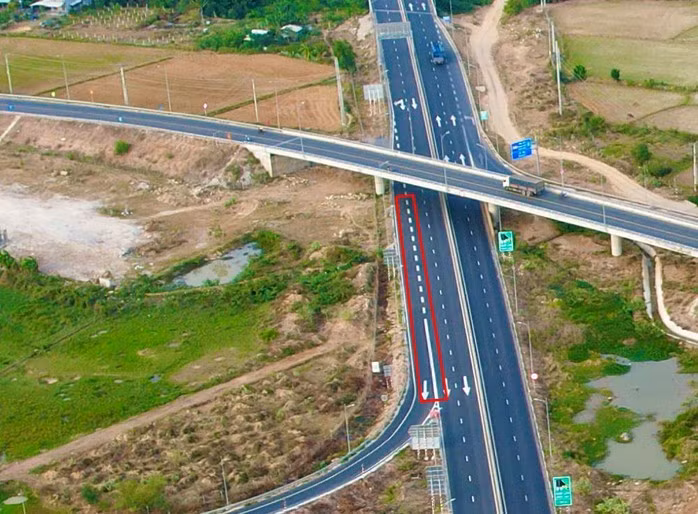 Vạch kẻ tại nút giao Ma Lâm trên tuyến cao tốc Vĩnh Hảo – Phan Thiết