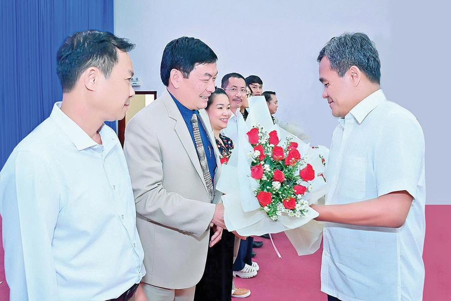 Ủy viên Ban Chấp hành Trung ương Đảng, Bí thư Tỉnh ủy, Chủ tịch HĐND tỉnh Hồ Văn Niên tặng hoa chúc mừng các tập thể có nhiều thành tích, đóng góp tích cực cho sự phát triển của báo chí tỉnh Gia Lai. Ảnh: Đ.T laybi-thu-dd.jpg
