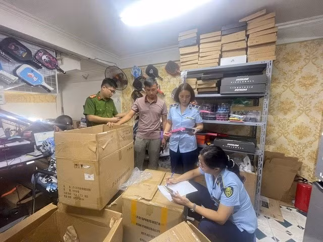 Kiểm tra, tạm giữ hơn 3.000 chiếc vợt Pickleball nhập lậu