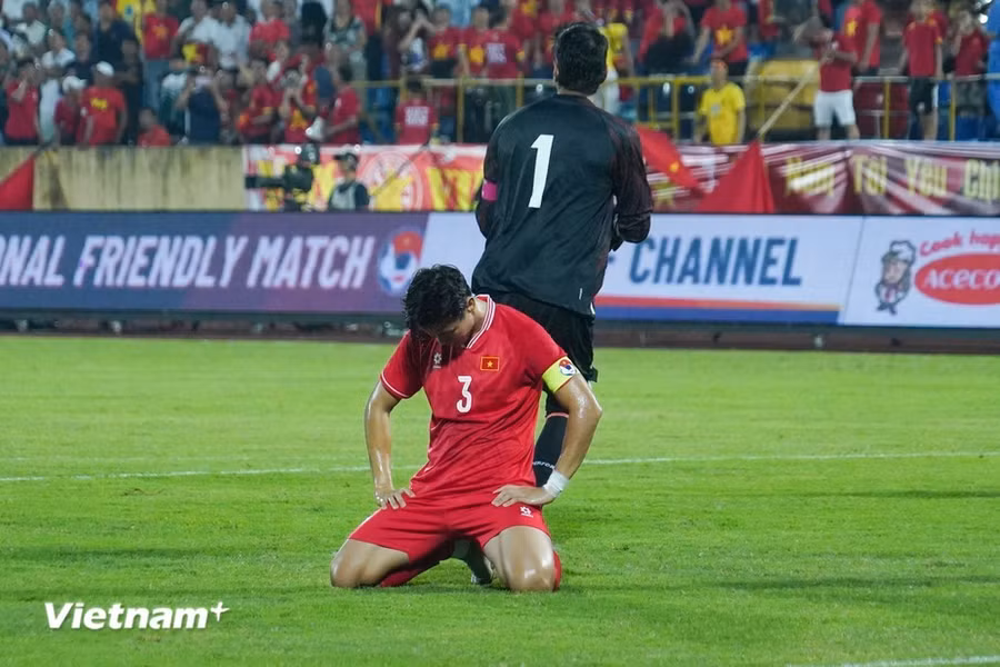 Các tuyển thủ Việt Nam vẫn thường hụt hơi vào cuối trận. (Ảnh: Việt Anh/Vietnam+)