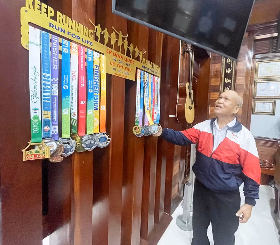 22-ong-quoc-cung-bo-suu-tap-huy-chuong-hoan-thanh-cu-ly-tai-cac-giai-chay-anh-van-ngoc.jpg