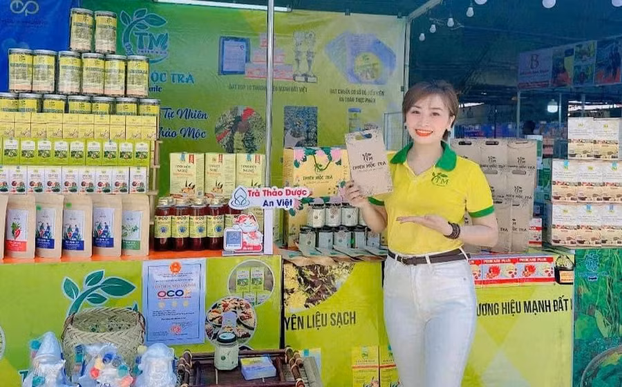 Mỗi tháng, chị Tú Anh xuất bán ra thị trường hàng ngàn hộp trà hoa thảo mộc 27 vị