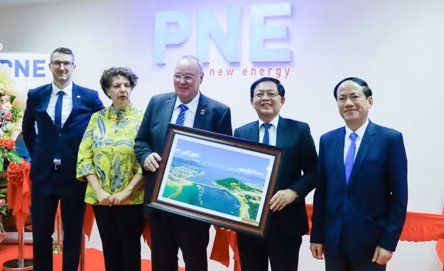 Lãnh đạo tỉnh Bình Định tặng quà lưu niệm cho Tập đoàn PNE