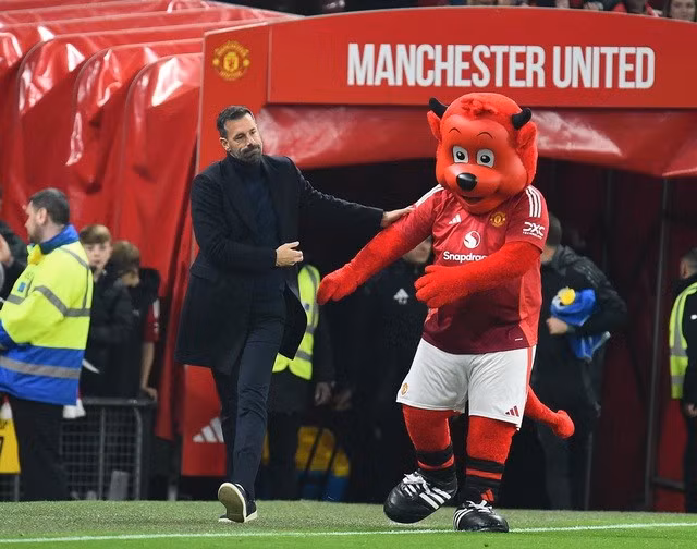 Ruud van Nistelrooy được chúc lành trước giờ ra trận