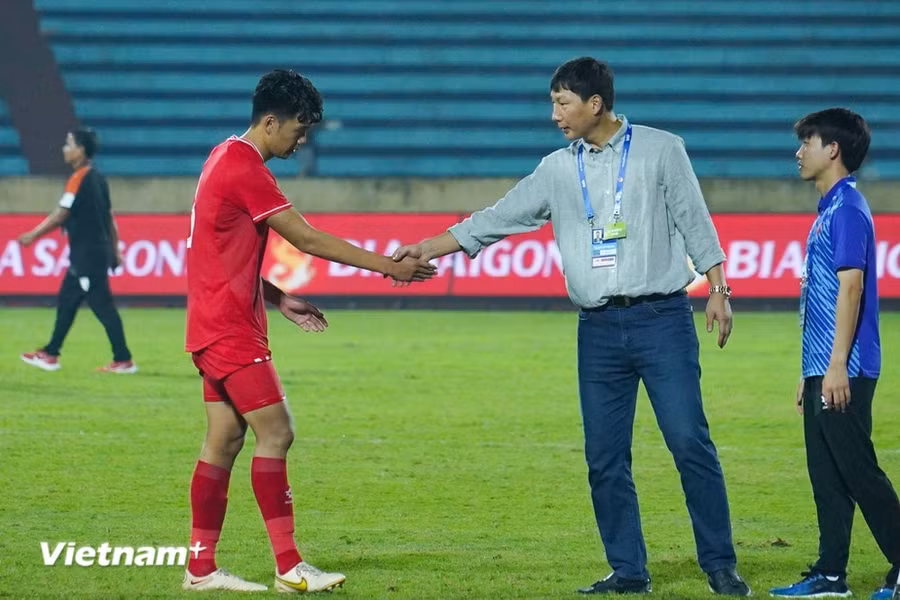 Huấn luyện viên trưởng Kim Sang-sik và các cộng sự còn nhiều vấn đề cần giải quyết để hoàn thành chỉ tiêu đưa tuyển Việt Nam vào chung kết ASEAN Cup 2024. (Ảnh: Việt Anh/Vietnam+)