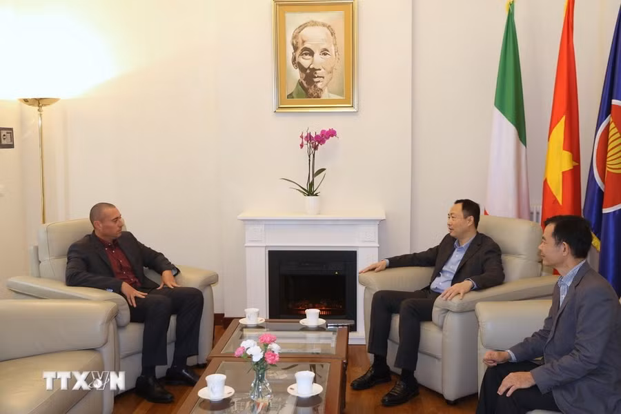 Đại sứ Việt Nam tại Italy Dương Hải Hưng tiếp ông Stefano Bonilauri, Giám đốc Nhà xuất bản Anteo Edizioni. (Ảnh: Dương Hoa/TTXVN)