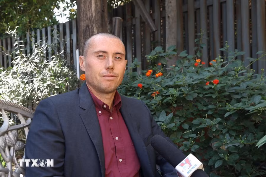 Ông Stefano Bonilauri, Giám đốc Nhà xuất bản Anteo Edizioni, trả lời phỏng vấn của phóng viên TTXVN. (Ảnh: Dương Hoa/TTXVN)