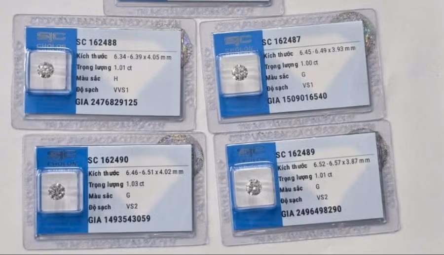 Việc liên tiếp bắt giữ các vụ vận chuyển kim cương trái phép cho thấy sự tăng cường hiệu quả của công tác quản lý rủi ro và phối hợp liên ngành giữa Hải quan và Công an trong việc ngăn chặn tội phạm buôn lậu. (Ảnh: HQ/Vietnam+)