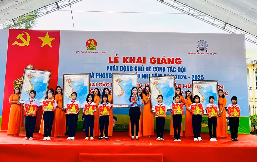 1bg-hoi-dong-doi-trung-uong-trao-tang-ban-do-viet-nam-cho-truong-tieu-hoc-vo-thi-sau-tp-pleiku-de-treo-o-cac-lop-hoc.jpg