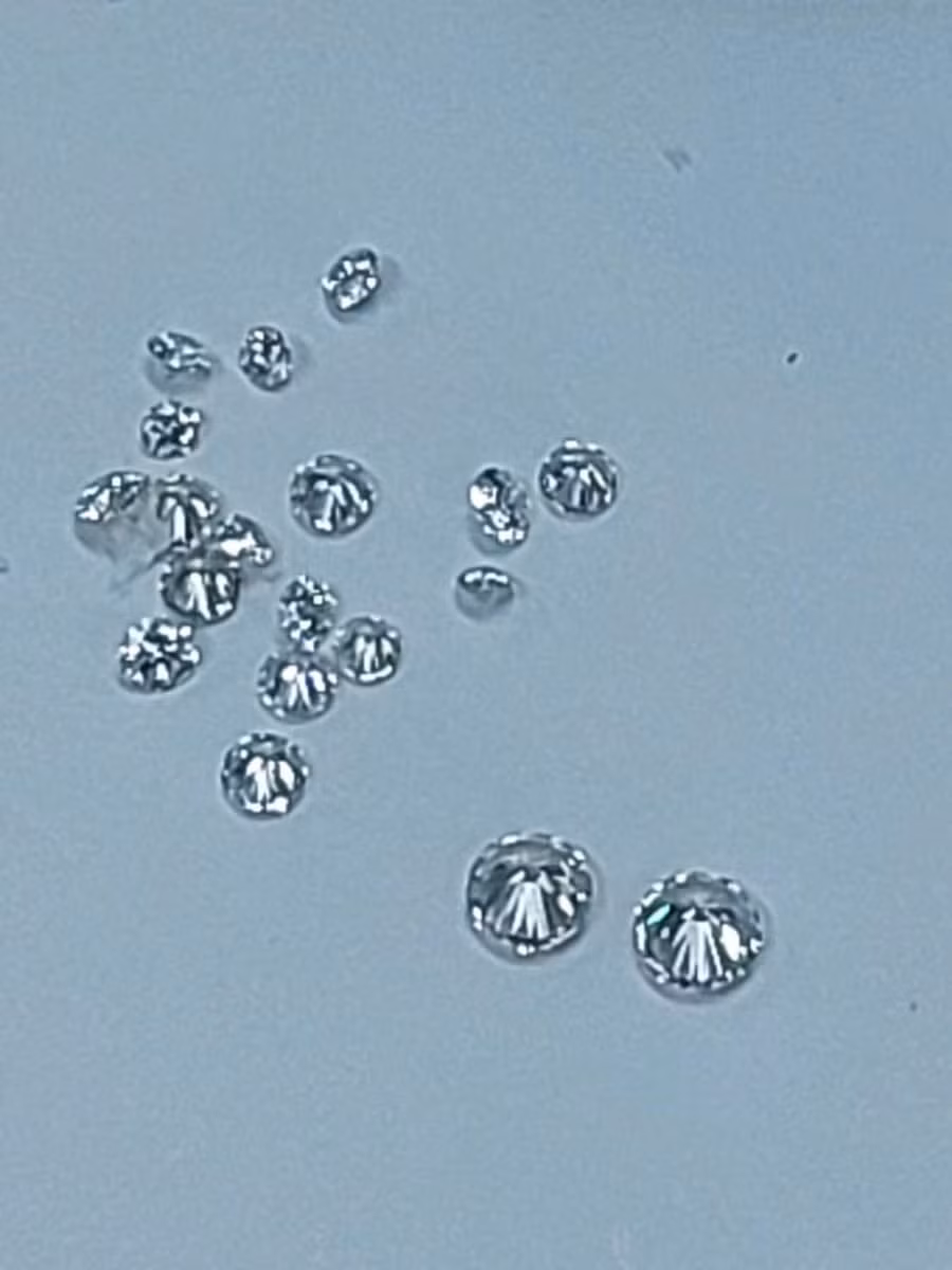 Những viên kim cương đã bị thu giữ. (Ảnh: HQ/Vietnam+)