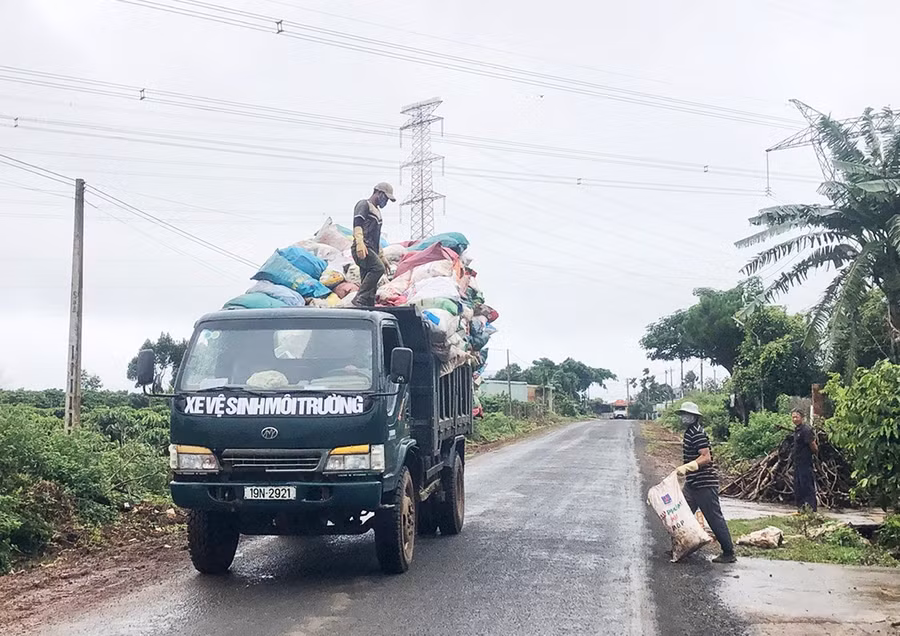 1-hang-tuan-to-hop-tac-thu-gom-rac-thai-xa-ia-yok-tien-hanh-thu-gom-rac-thai-cua-nguoi-dan-de-bao-ve-moi-truong.jpg