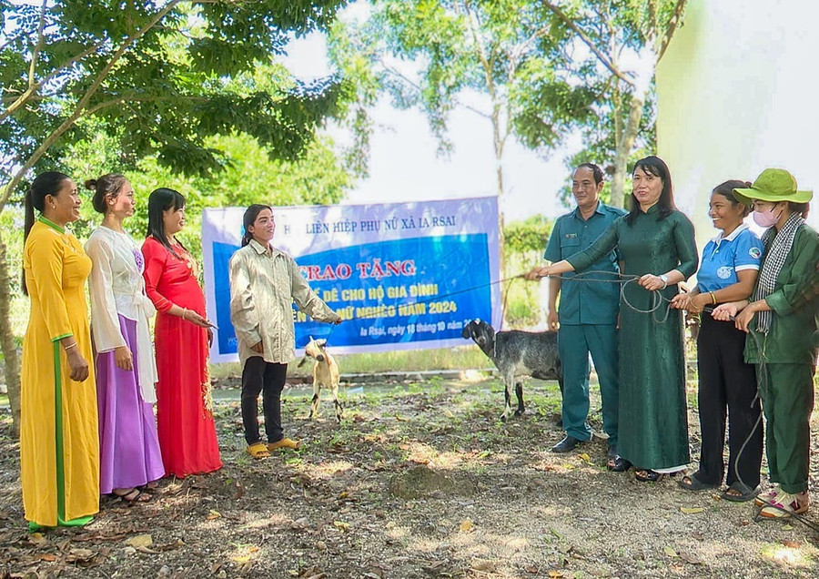 Hội Liên hiệp phụ nữ xã Ia Rsai trao sinh kế cho hội viên khó khăn từ nguồn tiền mô hình “Heo đất tiết kiệm”. Ảnh: M.C phu-nu-ia-rsai-tiet-kiem-de-giup-nguoi-ngheo-bg.jpg