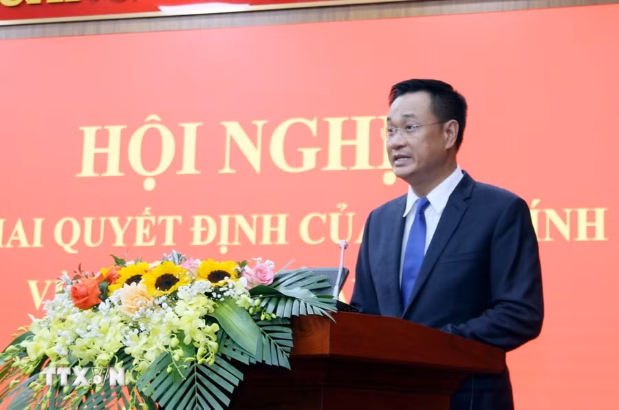 Đồng chí Lê Ngọc Quang, Bí thư Tỉnh ủy Quảng Bình, phát biểu nhận nhiệm vụ. (Ảnh: Tá Chuyên/TTXVN)