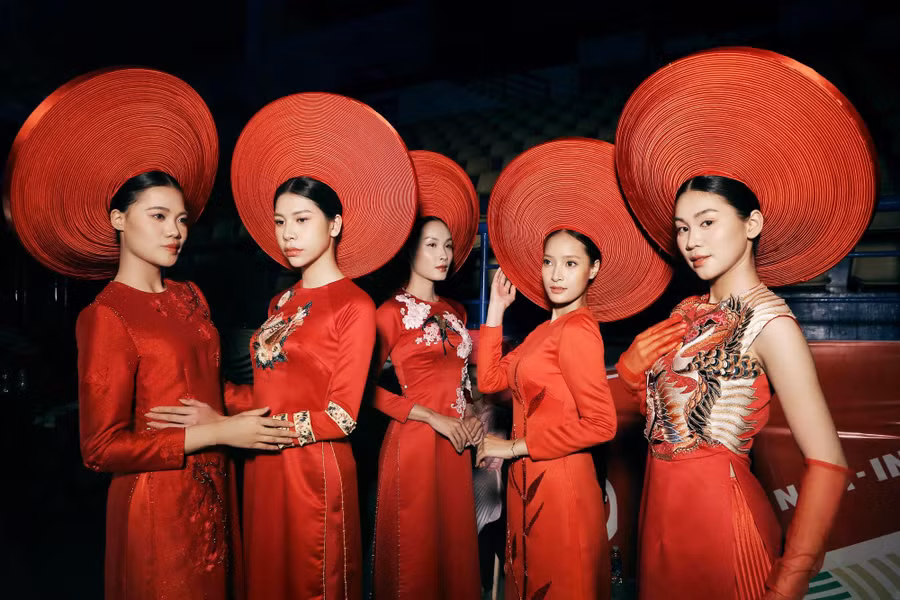 Vẫn là chiếc áo dài truyền thống, nhà thiết kế đã lồng ghép những chi tiết như viền đăng ten, như một cách gợi nhớ về tà áo dài Lemur - sáng tạo của họa sĩ Cát Tường về việc cách tân áo dài vào thế kỷ trước. Ảnh: NTK cung cấp