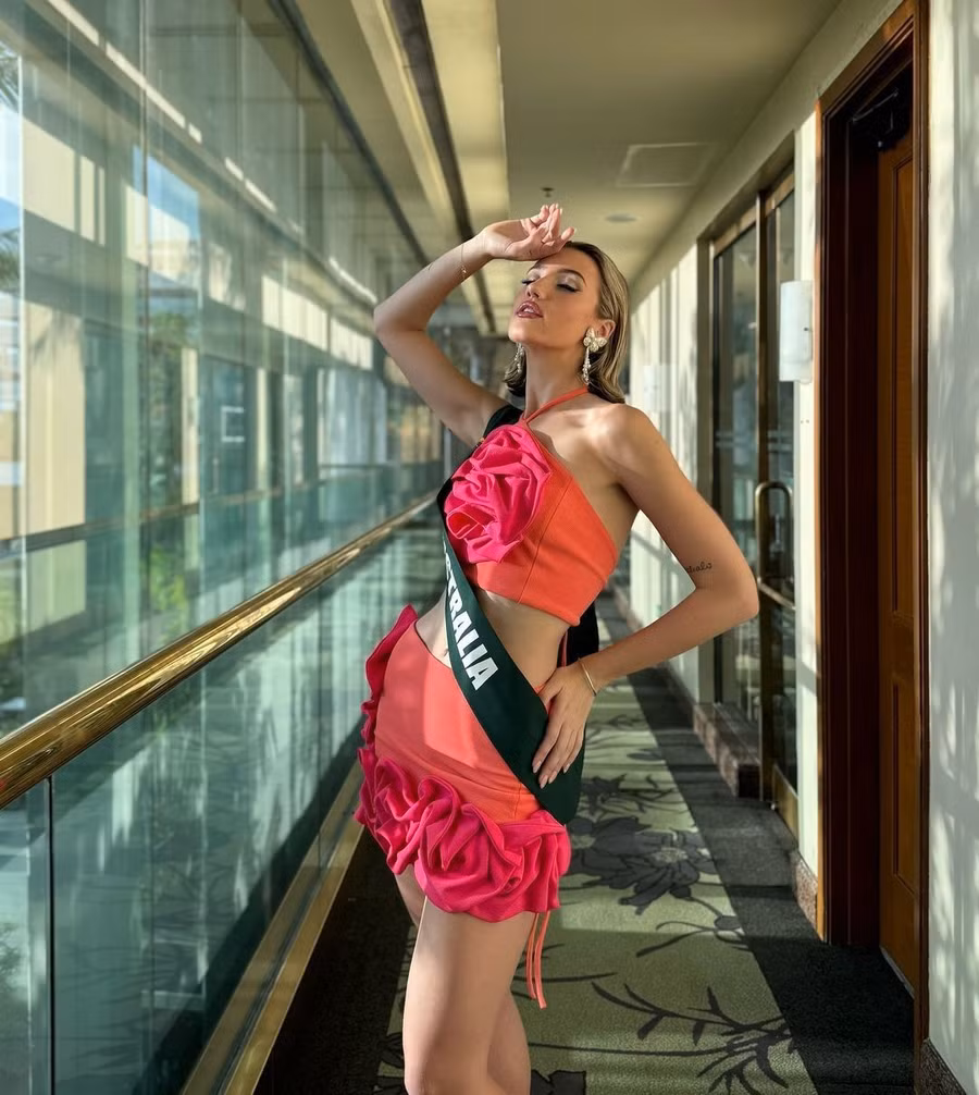 Jessica năm nay 21 tuổi, là nhà hoạt động vì môi trường, đồng thời là sinh viên ngành Báo chí, Sáng tác và Xuất bản tại Đại học Sunshine Coast.