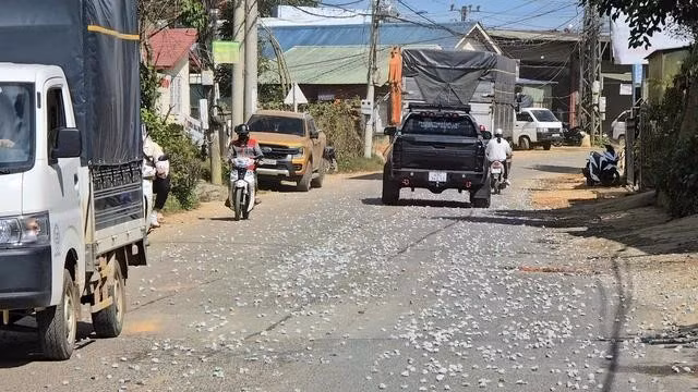 Đà dăm rơi khắp mặt đường gây nguy hiểm cho các phương tiện lưu thông
