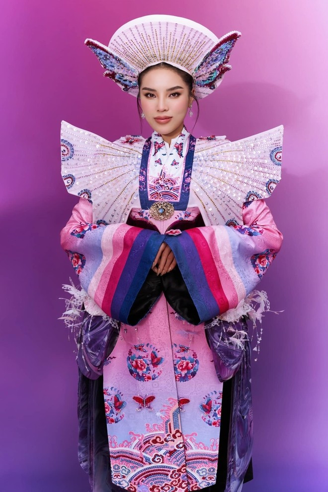 Ngọc điệp kỳ nam kết hợp áo Nhật Bình truyền thống với các chi tiết thêu tay tinh tế và đính đá lấp lánh, giúp Kỳ Duyên tái hiện hình ảnh người phụ nữ vương triều thanh lịch, e ấp nhưng vẫn toát lên vẻ quyền quý. Khi chiếc lọng bung mở, tạo nên hình ảnh &quot;nhộng hóa bướm&quot; tượng trưng cho sự chuyển mình của nàng hậu 28 tuổi qua những thăng trầm, vươn lên mạnh mẽ để tiến tới tương lai tươi sáng. ẢNH: TRẦN HOÀNG VŨ