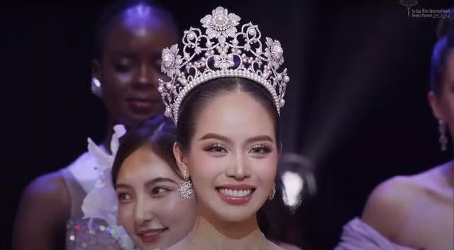 Thanh Thủy rạng rỡ trong khoảnh khắc đăng quang. ẢNH: CHỤP MÀN HÌNH