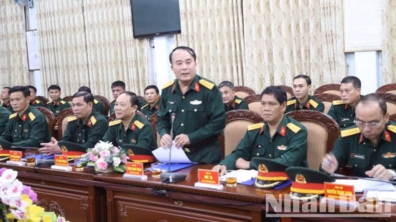 Đại tá Trần Minh Trọng, Chính ủy Bộ Chỉ huy Quân sự tỉnh Đắk Lắk báo cáo tóm tắt các mặt công tác năm 2024 và công tác bảo đảm quốc phòng, an ninh trên địa bàn với Đoàn công tác.