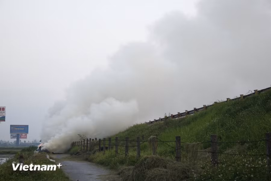 Tình trạng đột rơm rạ sau mùa vụ diễn ra phổ biến ở các huyện ngoại thành Hà Nội. (Ảnh minh họa. Nguồn: Vietnam+)