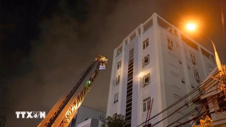 Lực lượng chức năng dùng xe thang chuyên dụng để tiếp cận, giải cứu người dân mắc kẹt trên các tầng cao của tòa nhà chung cư mini 7 tầng trên đường Lâm Hoàng, phường Phước Mỹ, quận Sơn Trà, thành phố Đà Nẵng. (Ảnh: TTXVN phát)