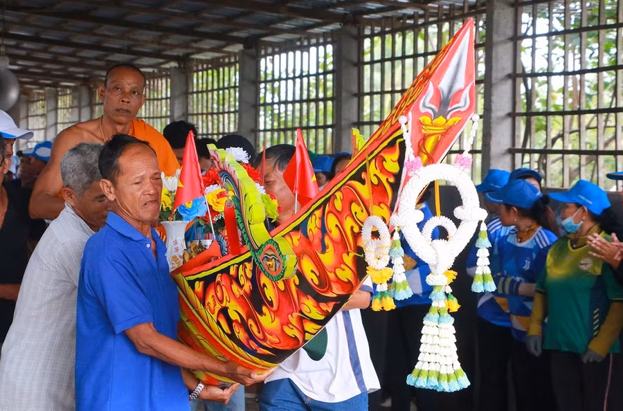 Chiếc ghe Ngo bắt đầu hạ thủy sau các nghi thức khấn nguyện