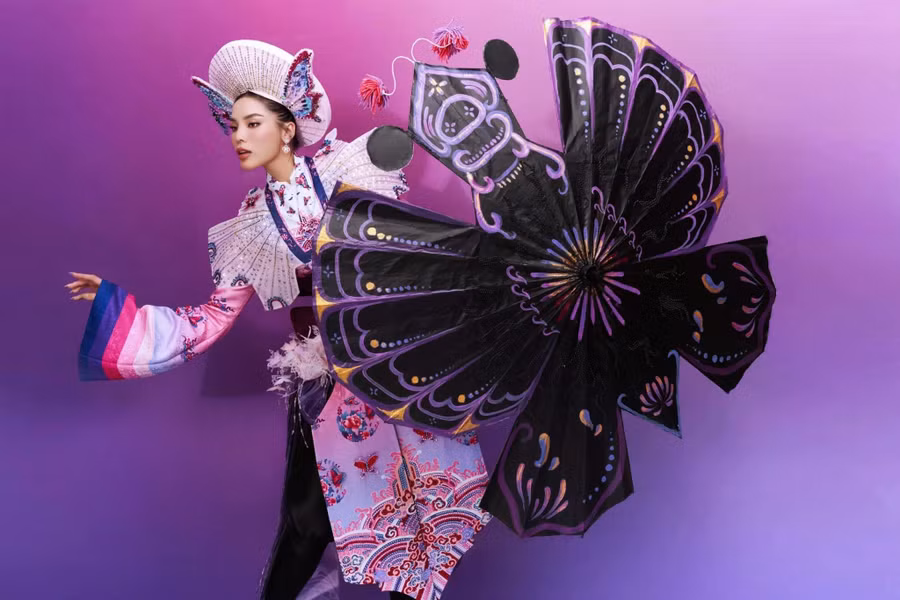 Nguyễn Cao Kỳ Duyên giới thiệu trang phục dân tộc sẽ trình diễn tại Hoa hậu Hoàn vũ 2024. ẢNH: TRẦN HOÀNG VŨ