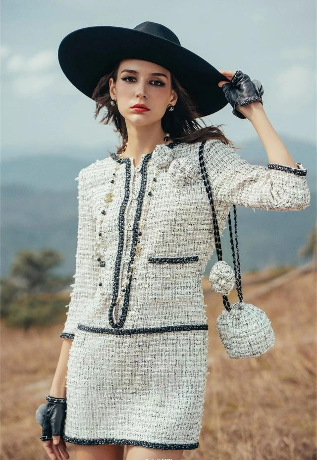 Vừa giữ ấm nhẹ nhàng vừa tràn đầy vẻ đẹp thanh lịch sang chảnh, váy suông tweed xứng đáng có mặt trong tủ đồ mùa lạnh của quý cô. ẢNH: LAGET
