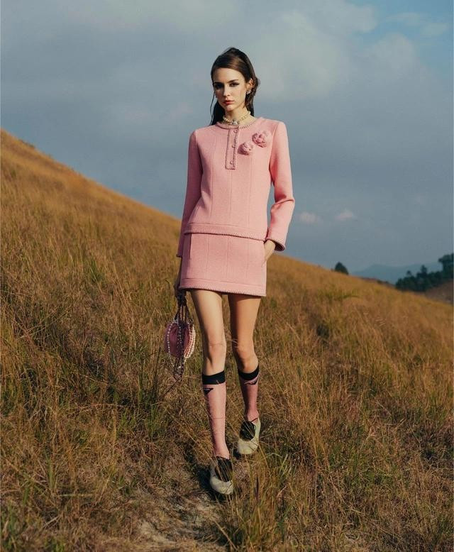 Dáng váy suông phóng khoáng và nhẹ nhàng vừa đủ thoải mái cho cả ngày dài vừa khéo léo cân chỉnh các chi tiết để tạo nên tổng thể hài hòa và tôn dáng tốt. ẢNH: LAGET