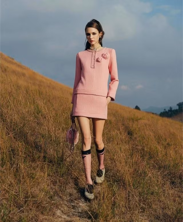 Dáng váy suông phóng khoáng và nhẹ nhàng vừa đủ thoải mái cho cả ngày dài vừa khéo léo cân chỉnh các chi tiết để tạo nên tổng thể hài hòa và tôn dáng tốt. ẢNH: LAGET