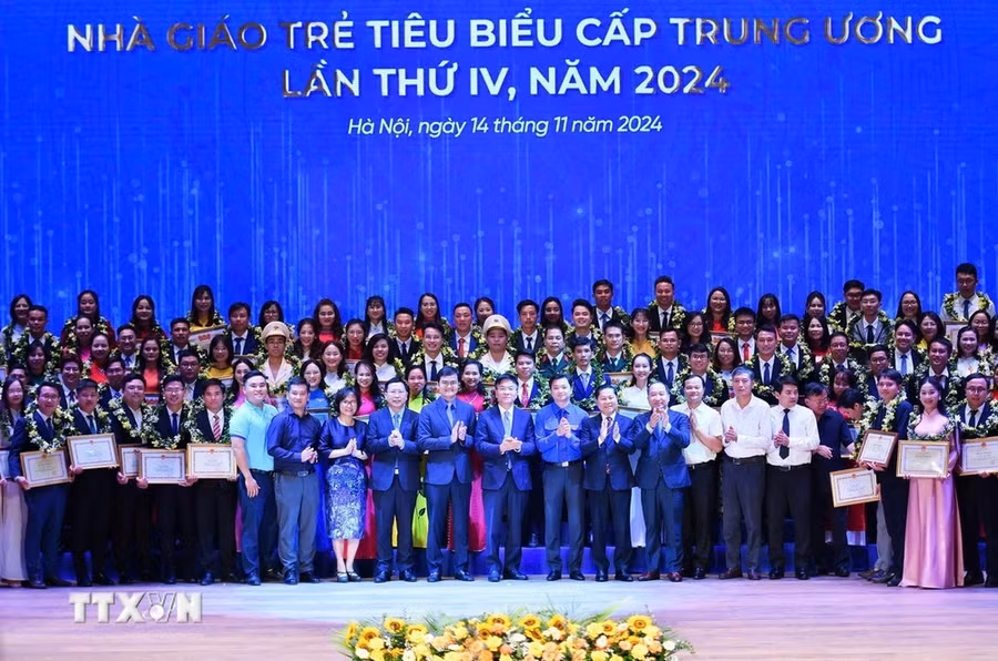 Các đại biểu và các Nhà giáo trẻ tiêu biểu cấp Trung ương lần thứ IV tại lễ tuyên dương. (Ảnh: Minh Đức/TTXVN)