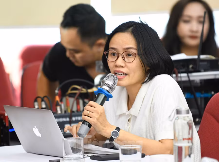 Hoa hậu Thanh Thủy trả lời câu hỏi từ phóng viên báo Vietnamnet.