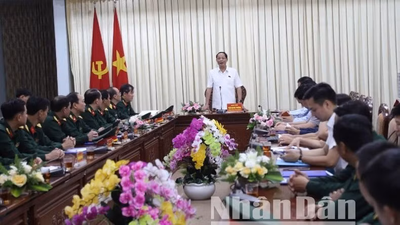 Phó Chủ tịch Quốc hội Trần Quang Phương phát biểu tại buổi làm việc.