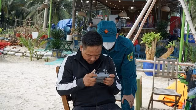 Tình nguyện viên hỗ trợ flycam để tìm kiếm tung tích nạn nhân