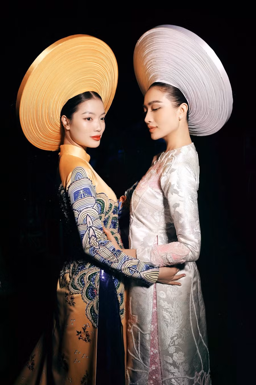 Cuối cùng, chính là vẻ đẹp đậm chất Việt của hai nàng hậu đại diện cho hai thế hệ khác nhau của phụ nữ trong đời sống hiện đại Lệ Hằng (áo dài trắng hồng) và Lâm Bích Tuyền (áo dài vàng). Màn trình diễn dịu dàng, uyển chuyển với những sải bước trên đường băng của hai mỹ nhân góp phần mang lại một đêm diễn thành công cho show diễn của Thủy Nguyễn. Ảnh: NTK cung cấp